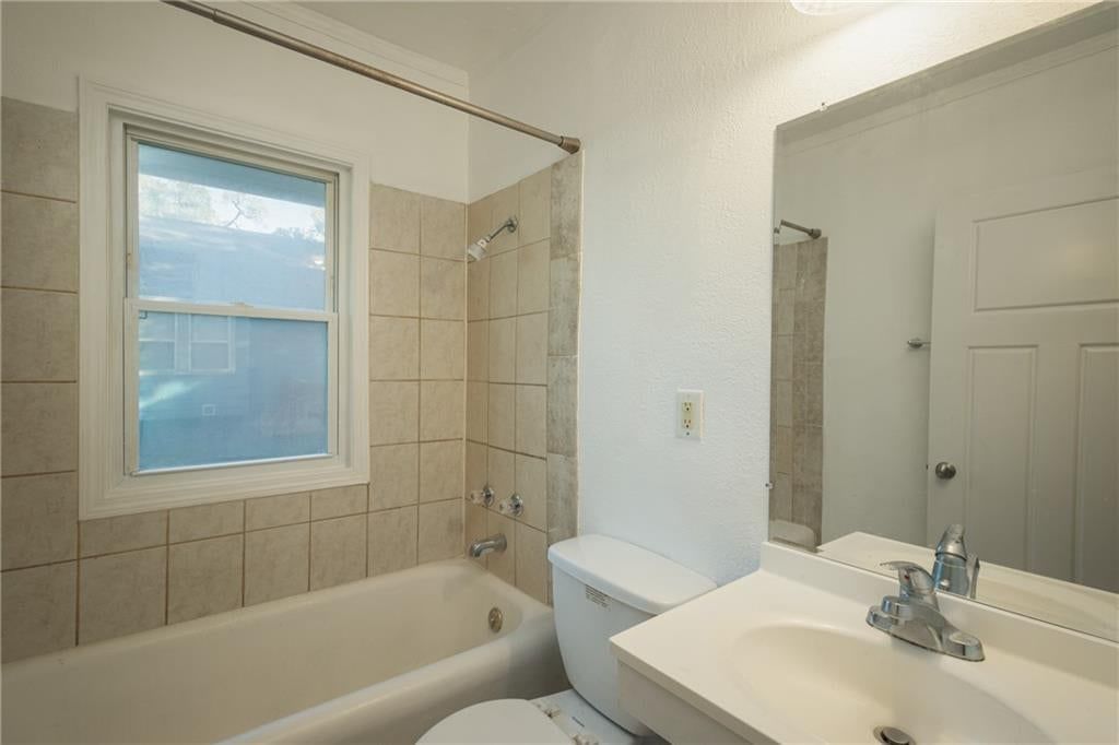 Photo 18 of 34 - 1951 N 28th Street, Kansas City, KS 66104