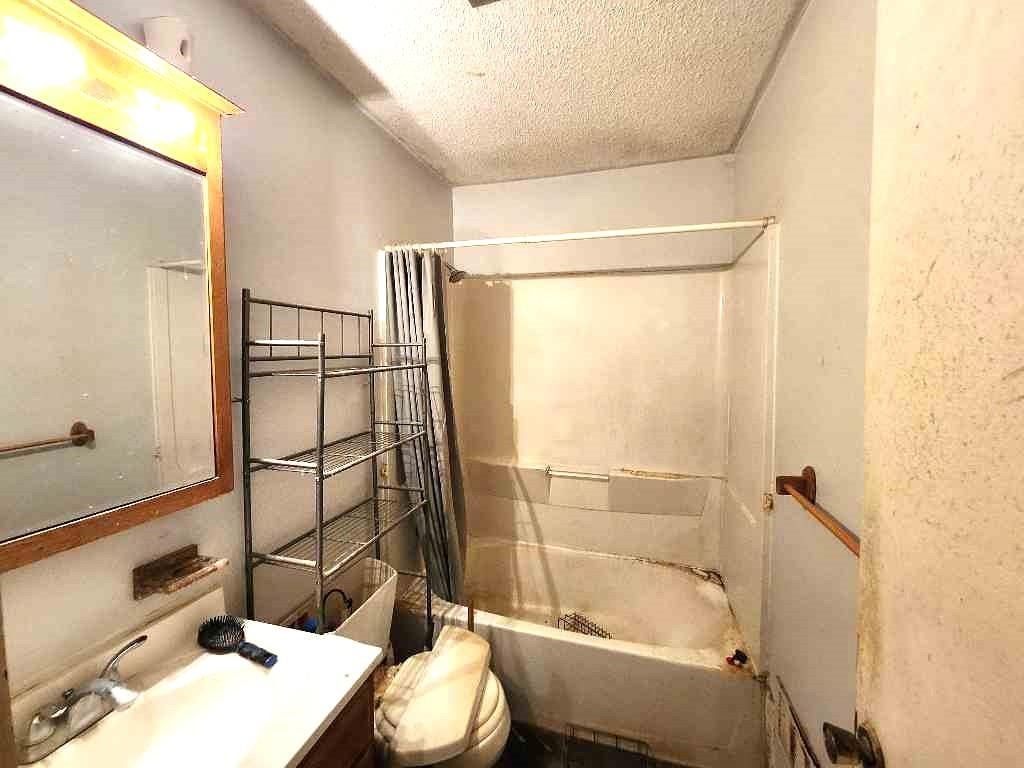 Photo 11 of 27 - 4934 Dixie Avenue, Kansas City, KS 66106