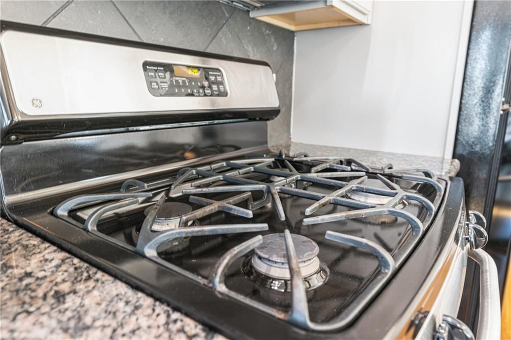 Gas range at 1101 Walnut Street #907, Kansas City, MO 64106