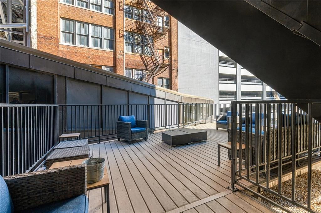 Deck, composite deck and covered patio at 1101 Walnut Street #907, Kansas City, MO 64106