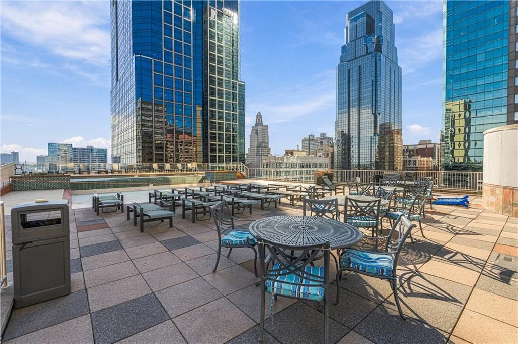Outdoor kitchen and paver patio at 1101 Walnut Street #907, Kansas City, MO 64106