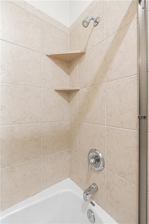 Tub and shower combo at 1101 Walnut Street #907, Kansas City, MO 64106