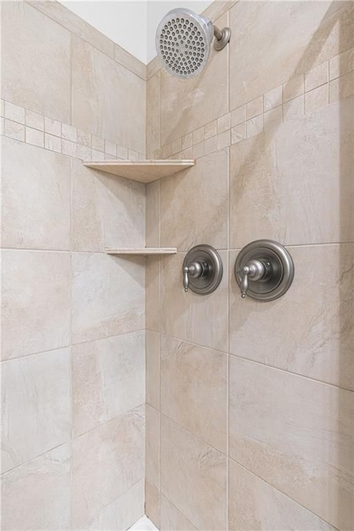 Tiled shower at 1101 Walnut Street #907, Kansas City, MO 64106