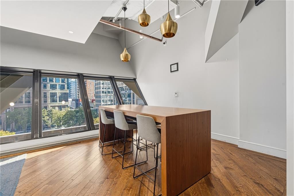 Statement lighting at 1101 Walnut Street #907, Kansas City, MO 64106