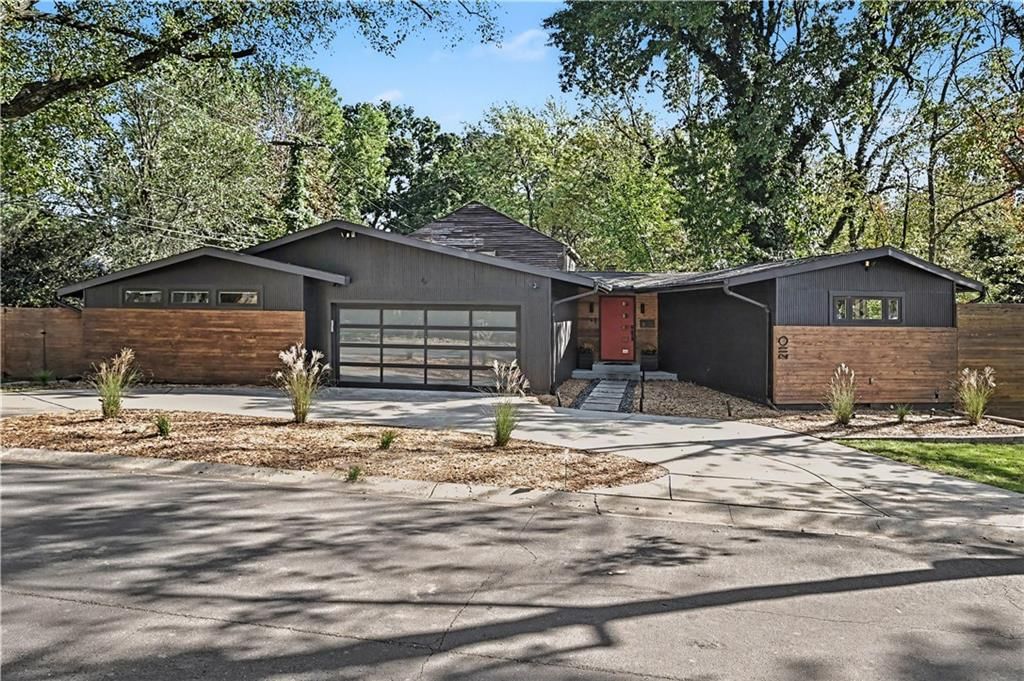 2110 W 71st Terrace, Prairie Village, KS