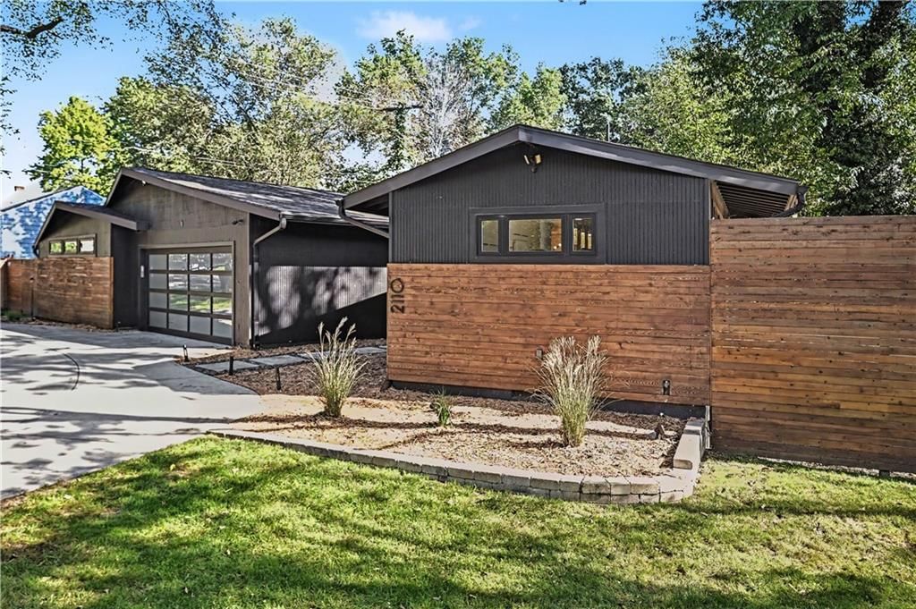 2110 W 71st Terrace, Prairie Village, KS: listing photo 3