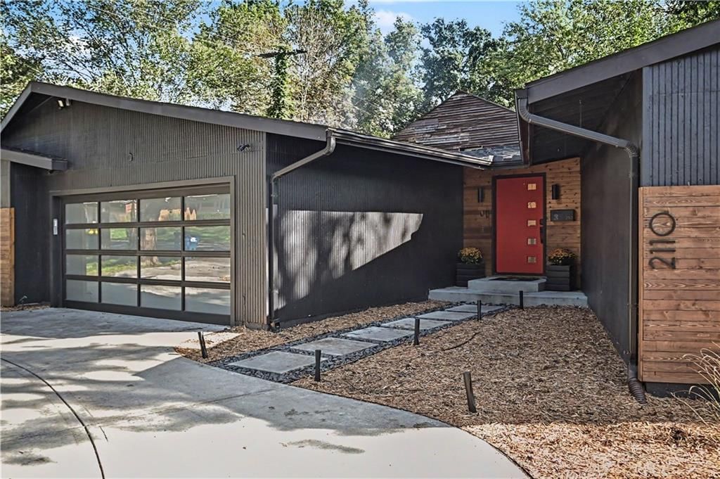 2110 W 71st Terrace, Prairie Village, KS: listing photo 2