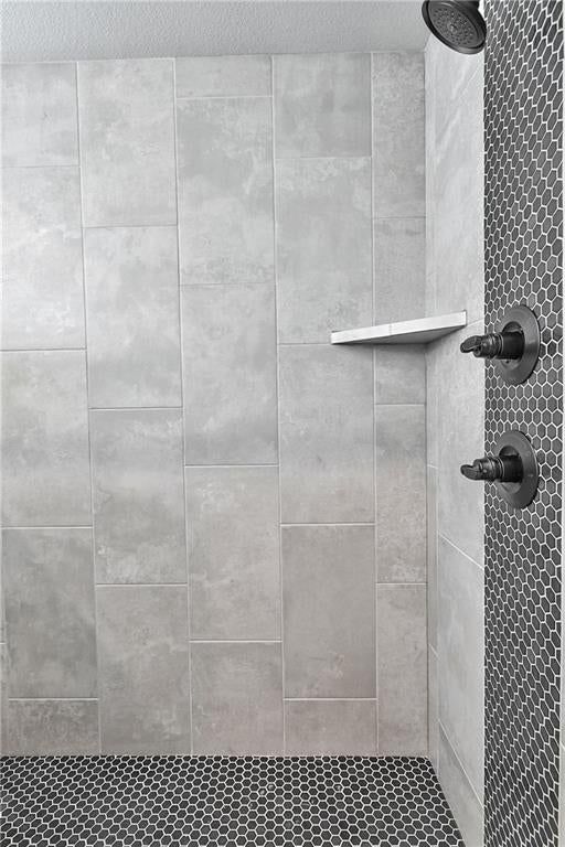 Tiled shower at 11446 S Barker Street, Olathe, KS 66061