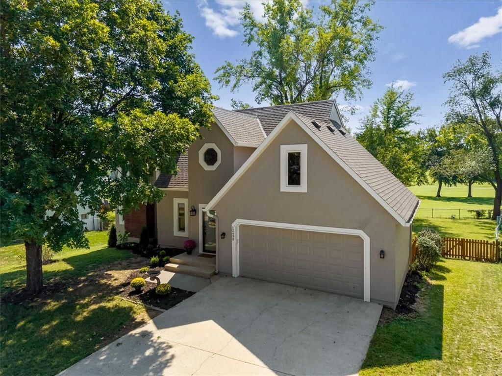 Photo 2 of 35 - 12490 S Ortega Drive, Olathe, KS 66062