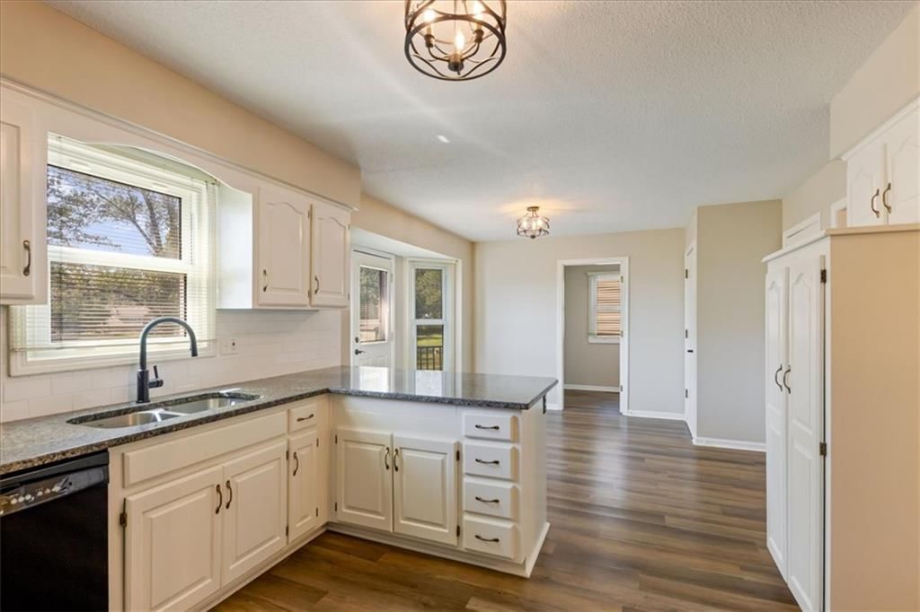 Photo 14 of 35 - 12490 S Ortega Drive, Olathe, KS 66062