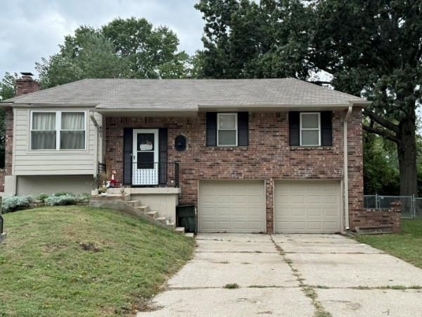 601 NW Buckingham Place, Blue Springs, MO