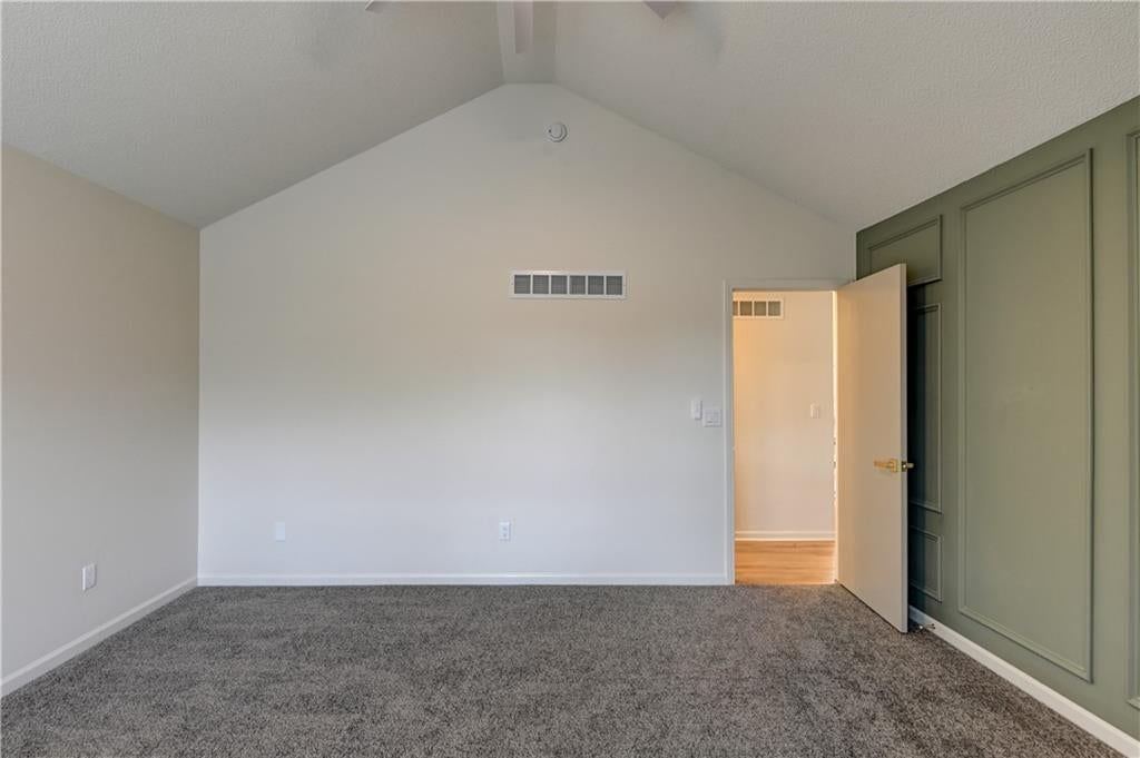 Photo 14 of 46 - 645 Canterbury Lane, Lee's Summit, MO 64063
