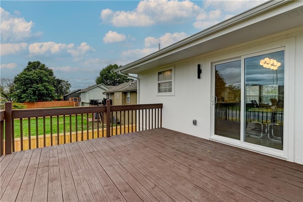 Photo 27 of 46 - 645 Canterbury Lane, Lee's Summit, MO 64063