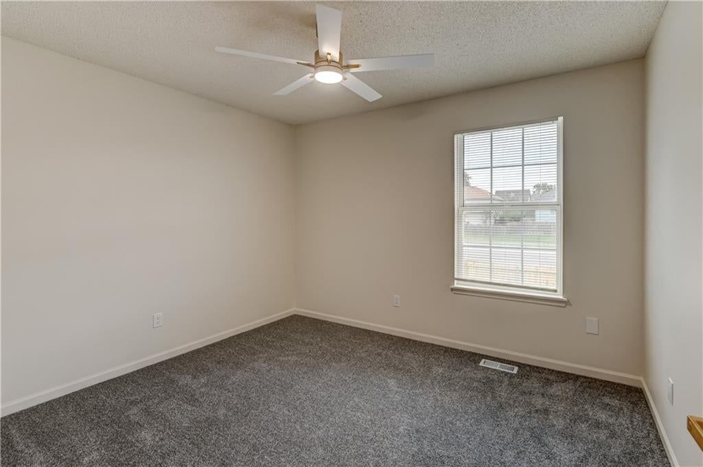 Photo 23 of 46 - 645 Canterbury Lane, Lee's Summit, MO 64063