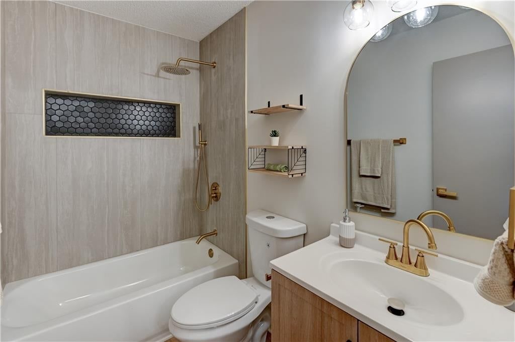 Photo 22 of 46 - 645 Canterbury Lane, Lee's Summit, MO 64063