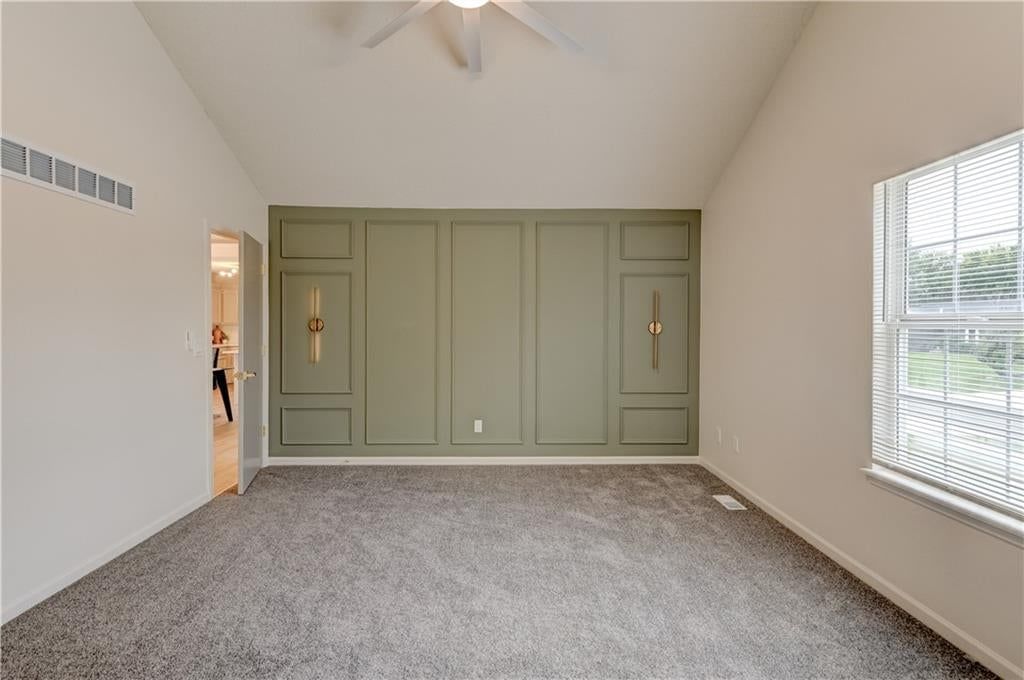 Photo 12 of 46 - 645 Canterbury Lane, Lee's Summit, MO 64063