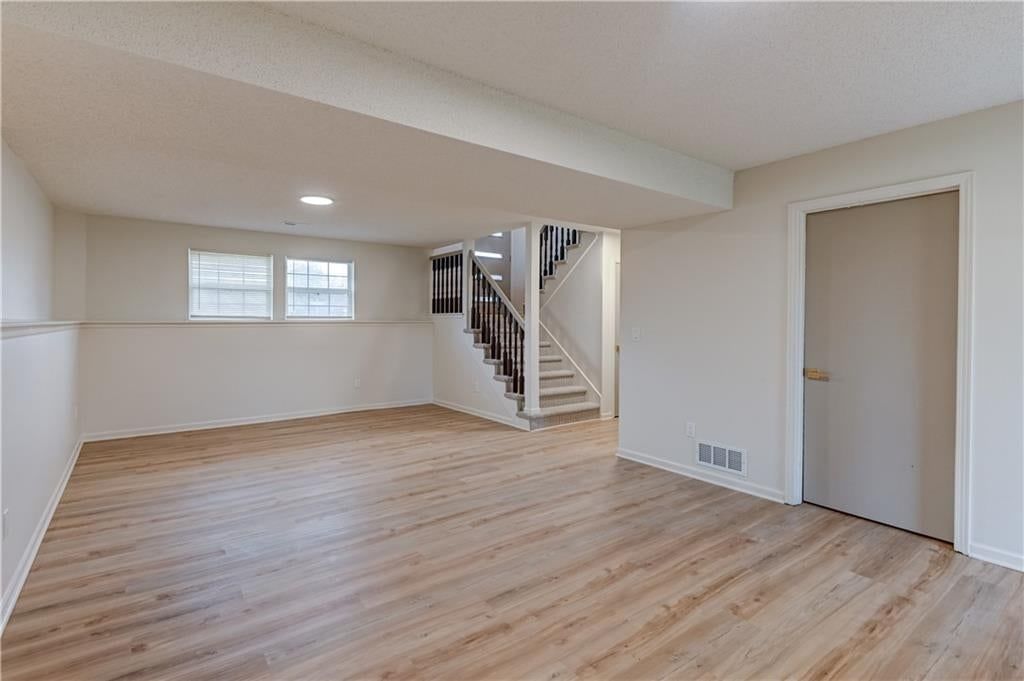 Photo 32 of 46 - 645 Canterbury Lane, Lee's Summit, MO 64063