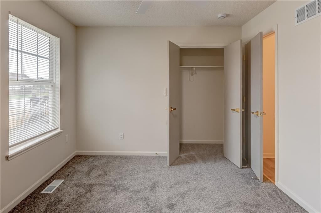 Photo 24 of 46 - 645 Canterbury Lane, Lee's Summit, MO 64063