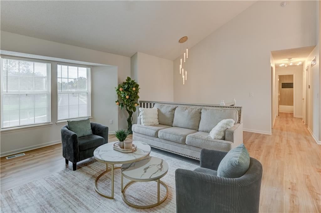 Photo 4 of 46 - 645 Canterbury Lane, Lee's Summit, MO 64063