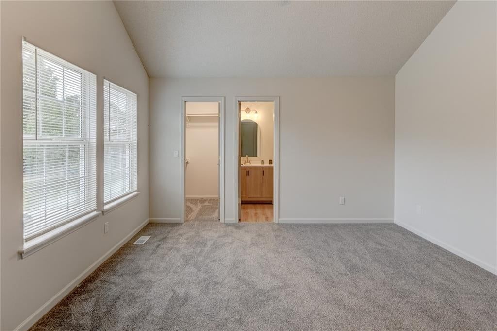 Photo 13 of 46 - 645 Canterbury Lane, Lee's Summit, MO 64063