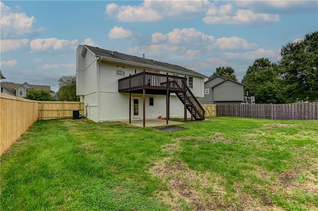 Photo 28 of 46 - 645 Canterbury Lane, Lee's Summit, MO 64063