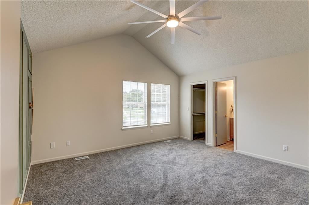 Photo 11 of 46 - 645 Canterbury Lane, Lee's Summit, MO 64063