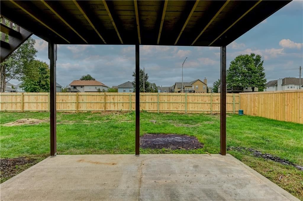 Photo 38 of 46 - 645 Canterbury Lane, Lee's Summit, MO 64063