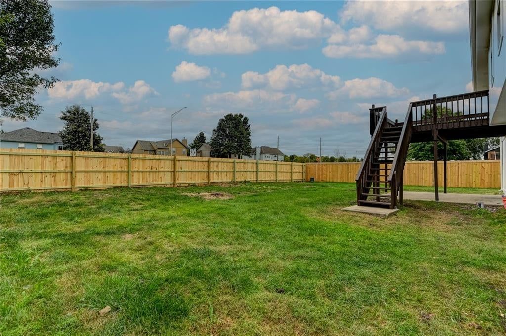 Photo 29 of 46 - 645 Canterbury Lane, Lee's Summit, MO 64063