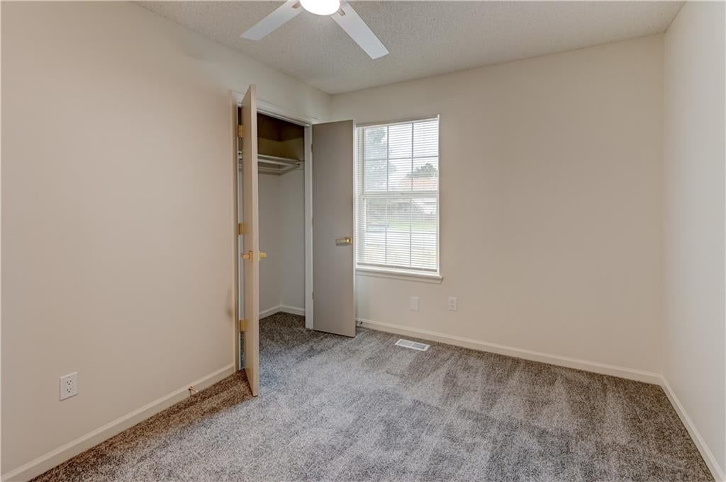 Photo 20 of 46 - 645 Canterbury Lane, Lee's Summit, MO 64063