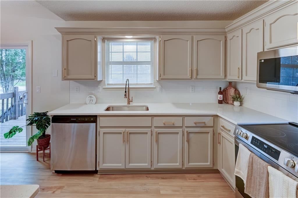 Photo 10 of 46 - 645 Canterbury Lane, Lee's Summit, MO 64063