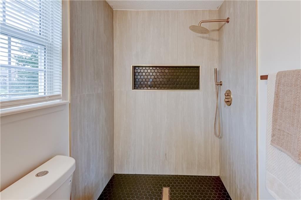Photo 17 of 46 - 645 Canterbury Lane, Lee's Summit, MO 64063