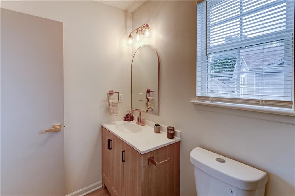 Photo 18 of 46 - 645 Canterbury Lane, Lee's Summit, MO 64063