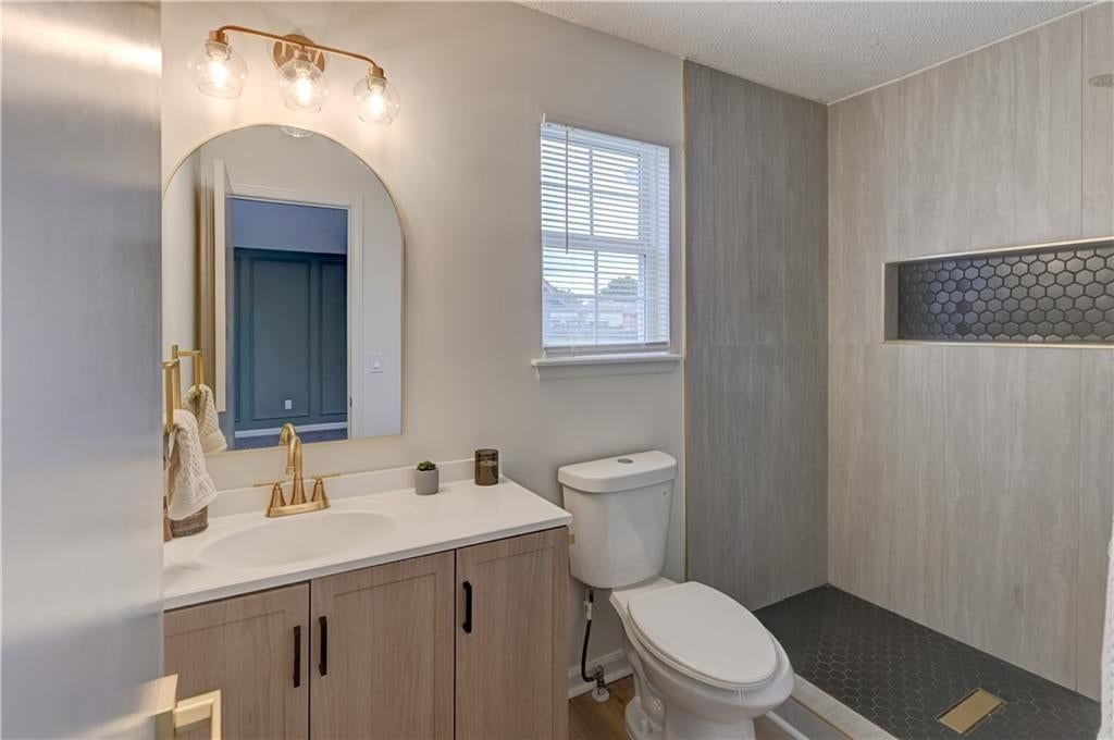 Photo 16 of 46 - 645 Canterbury Lane, Lee's Summit, MO 64063