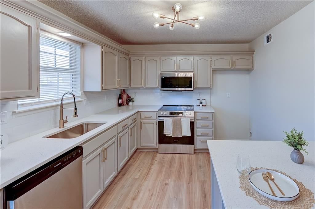 Photo 9 of 46 - 645 Canterbury Lane, Lee's Summit, MO 64063