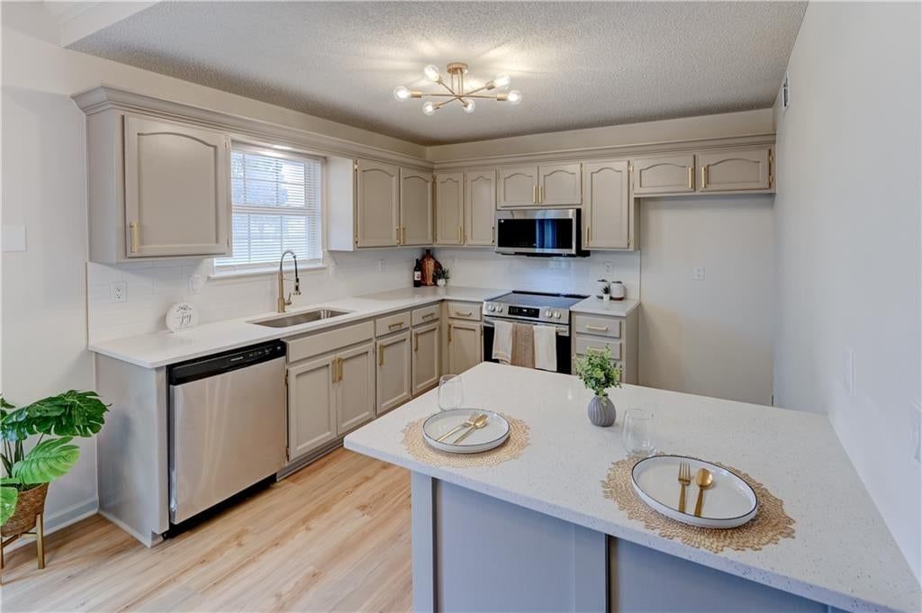 Photo 8 of 46 - 645 Canterbury Lane, Lee's Summit, MO 64063