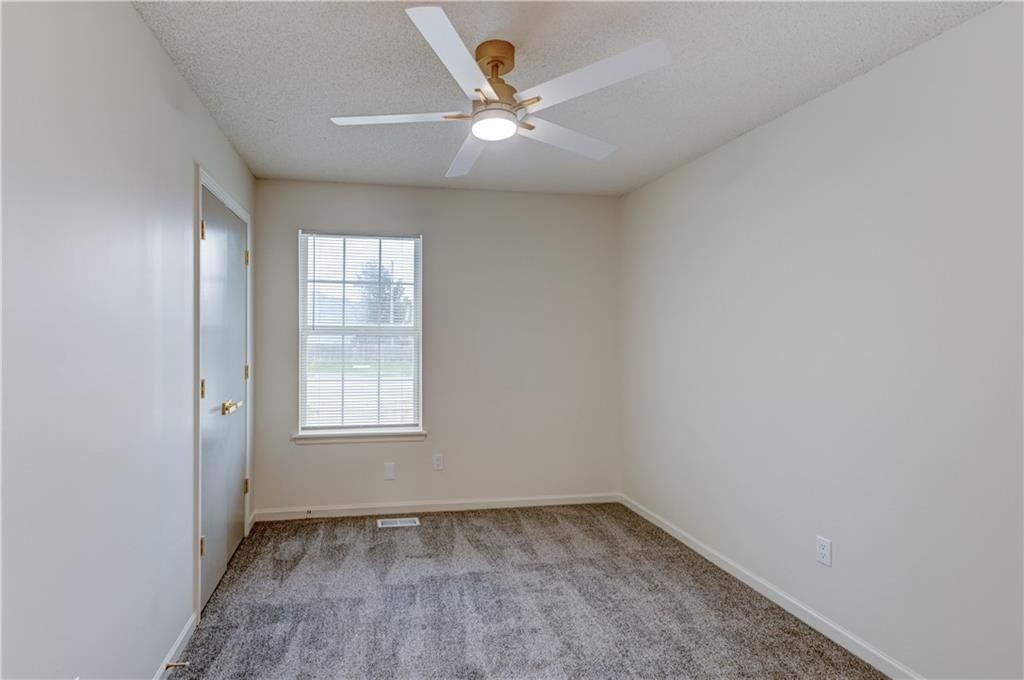 Photo 19 of 46 - 645 Canterbury Lane, Lee's Summit, MO 64063