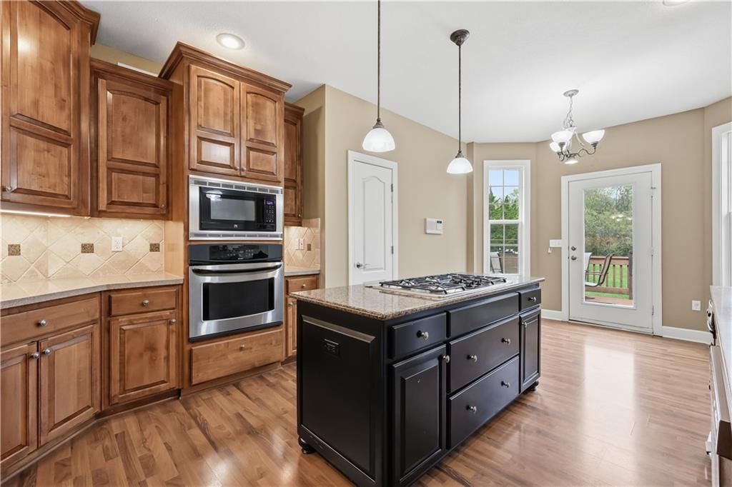 Photo 10 of 33 - 805 SE Willow Place, Blue Springs, MO 64014