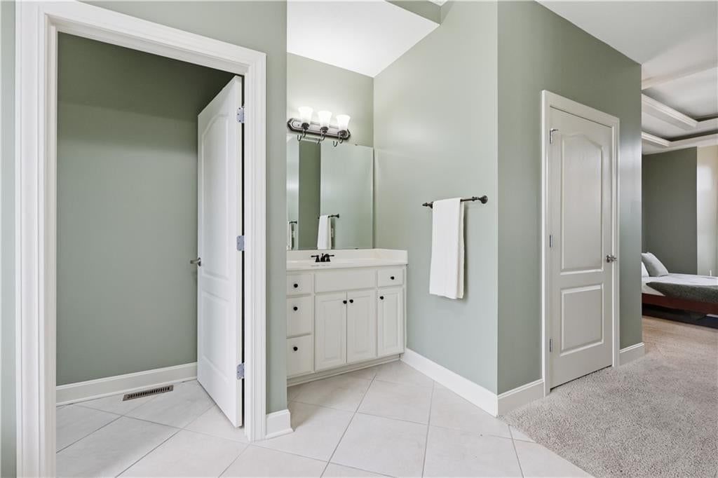 Photo 16 of 33 - 805 SE Willow Place, Blue Springs, MO 64014