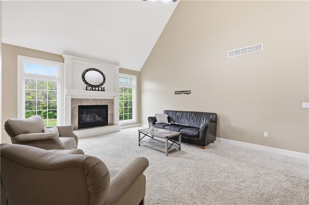 Photo 6 of 33 - 805 SE Willow Place, Blue Springs, MO 64014