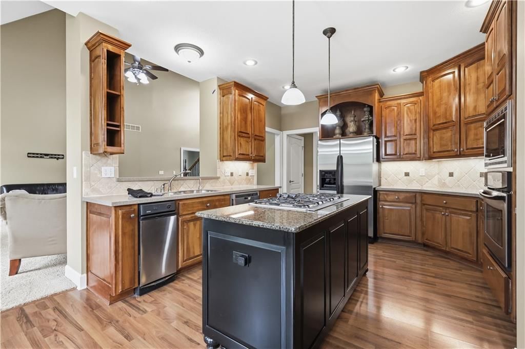 Photo 11 of 33 - 805 SE Willow Place, Blue Springs, MO 64014