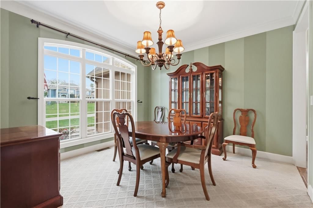 805 SE Willow Place, Blue Springs, MO: listing photo 3