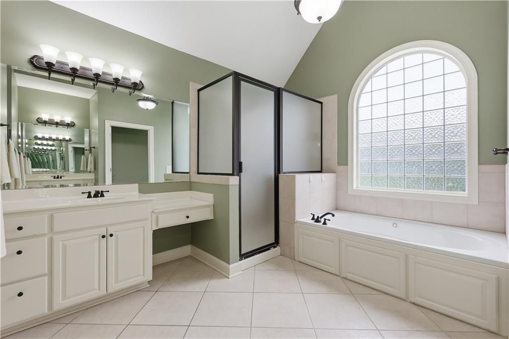Photo 15 of 33 - 805 SE Willow Place, Blue Springs, MO 64014