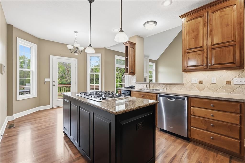 Photo 9 of 33 - 805 SE Willow Place, Blue Springs, MO 64014
