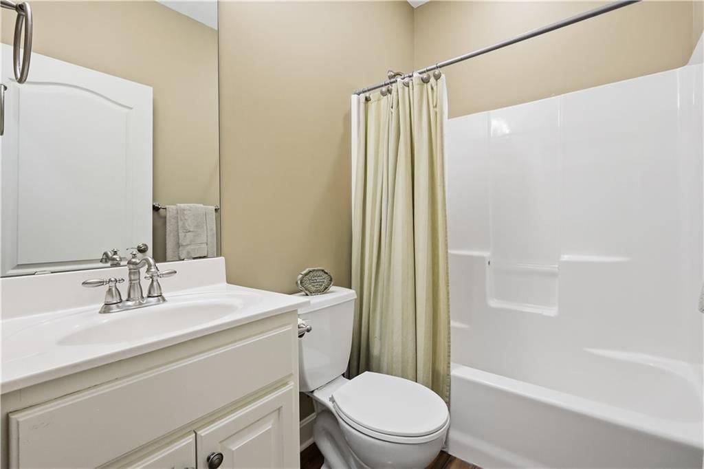 Photo 19 of 33 - 805 SE Willow Place, Blue Springs, MO 64014