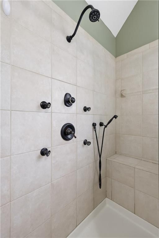 Photo 17 of 33 - 805 SE Willow Place, Blue Springs, MO 64014