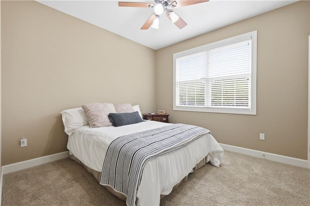 Photo 18 of 33 - 805 SE Willow Place, Blue Springs, MO 64014