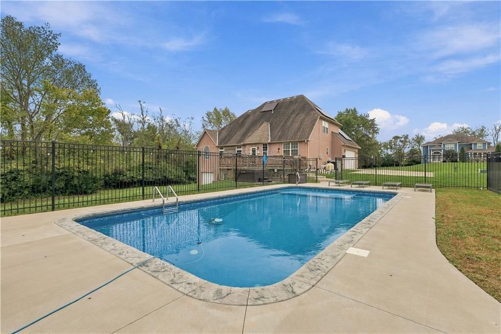Photo 31 of 33 - 805 SE Willow Place, Blue Springs, MO 64014