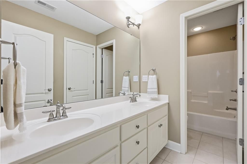Photo 24 of 33 - 805 SE Willow Place, Blue Springs, MO 64014