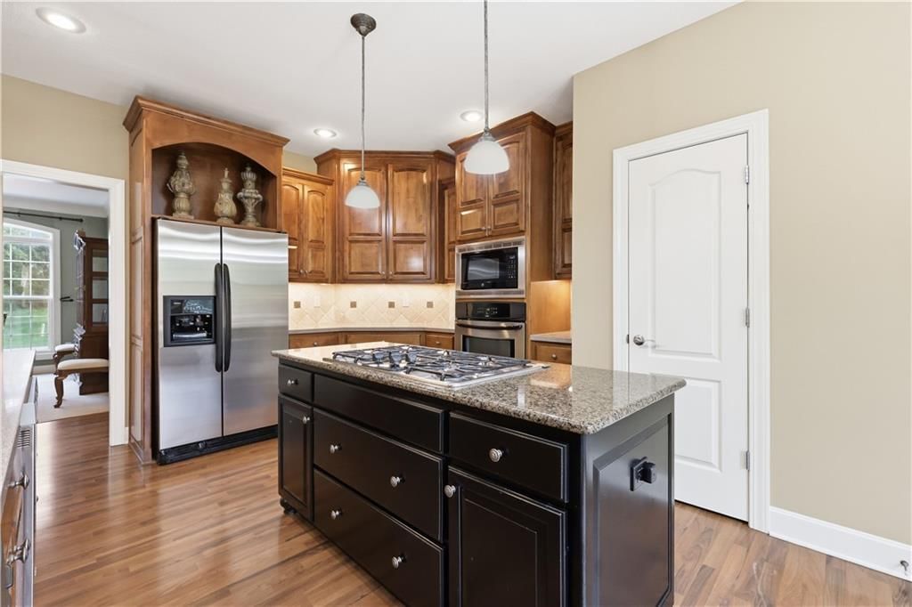 Photo 8 of 33 - 805 SE Willow Place, Blue Springs, MO 64014