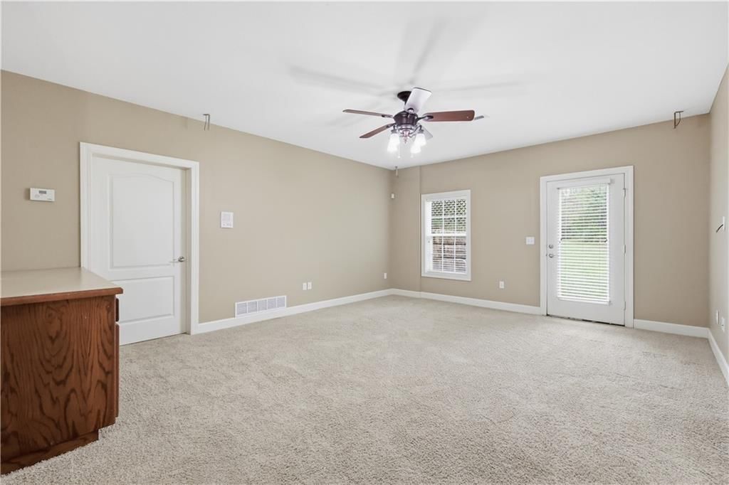 Photo 25 of 33 - 805 SE Willow Place, Blue Springs, MO 64014